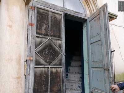 Infine da una porticina accediamo alla loggia esterna che, attraverso un�altra porta malandata e una scala, conduce alla vecchia sala proiezione, situata nella zona retrostante il finestrone centrale